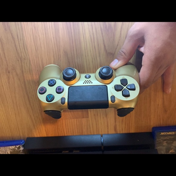PS4 bundle (cheap w/ lots of accessories) - Picture 5 of 8